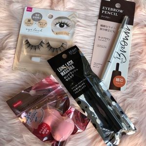 4 PIECE MAKE UP ON THE TO SET! Brand new